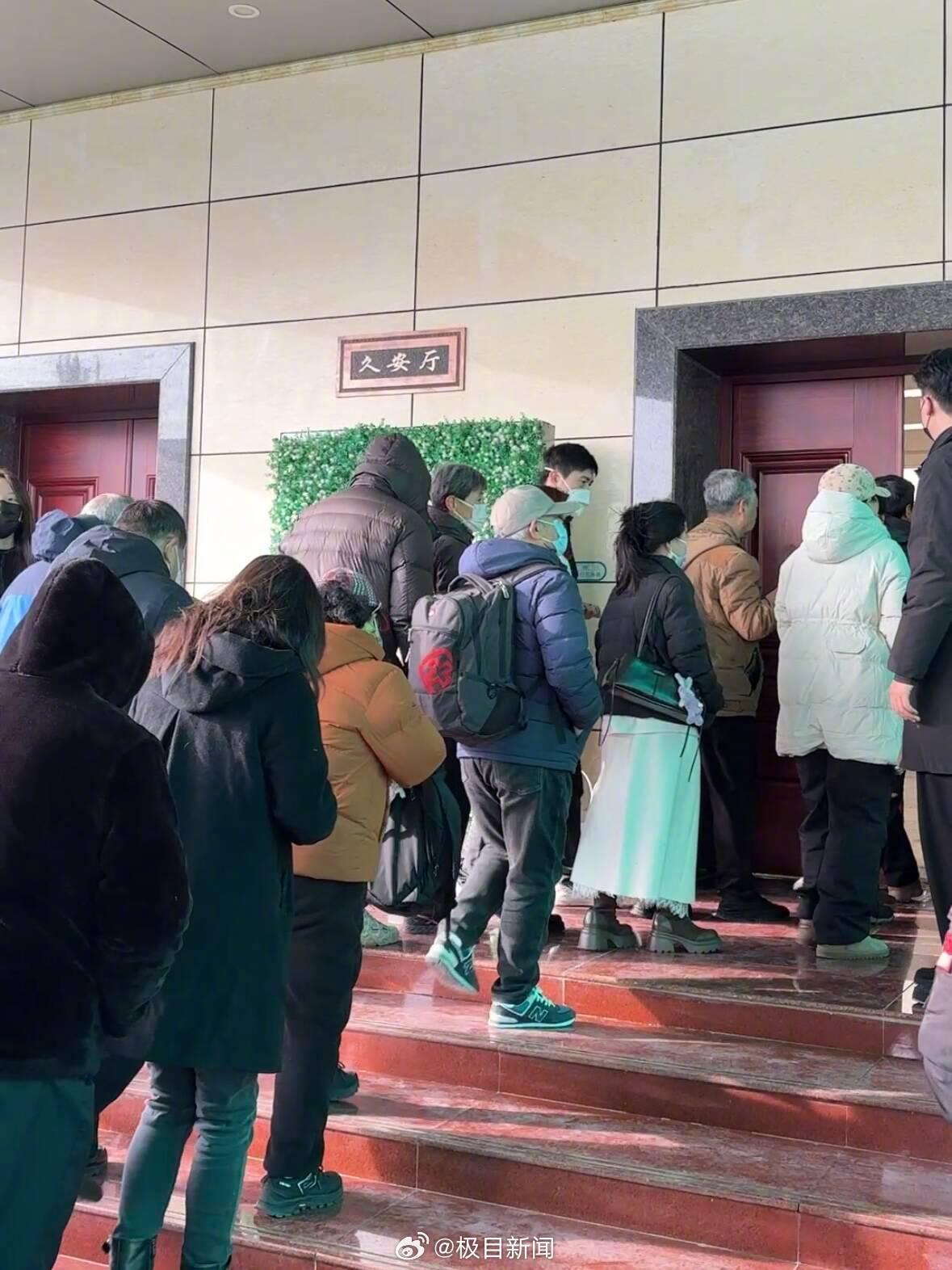 何晴告别仪式举行，六小龄童、唐国强送来挽