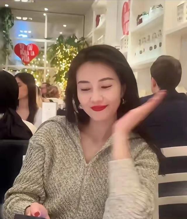 46岁高圆圆米兰街头放飞！没人认出素颜狂拍，生图状态看呆路人(图4)