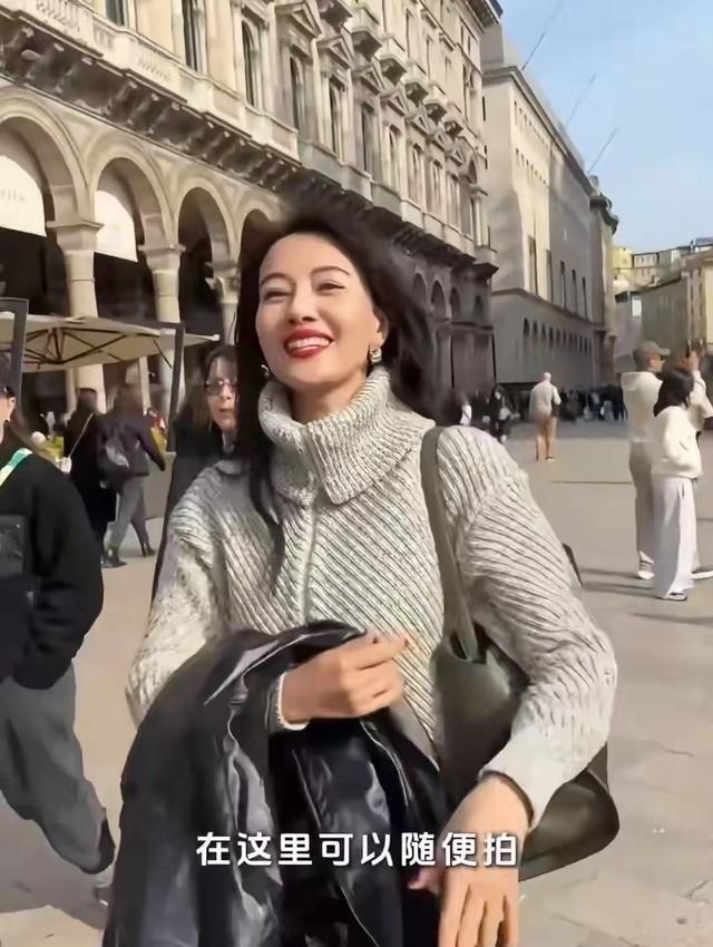 46岁高圆圆米兰街头放飞！没人认出素颜狂拍，生图状态看呆路人(图5)