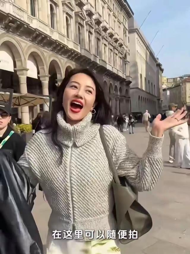 46岁高圆圆米兰街头放飞！没人认出素颜狂拍，生图状态看呆路人(图2)
