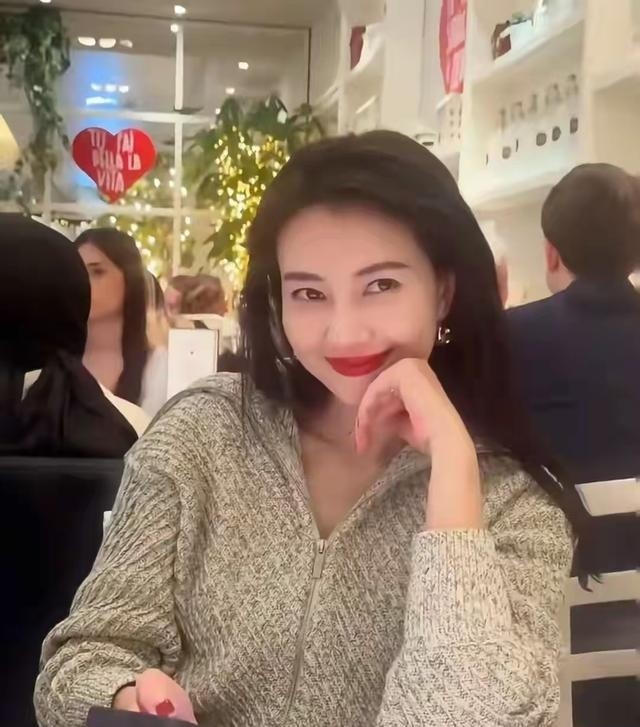 46岁高圆圆米兰街头放飞！没人认出素颜狂拍，生图状态看呆路人(图3)