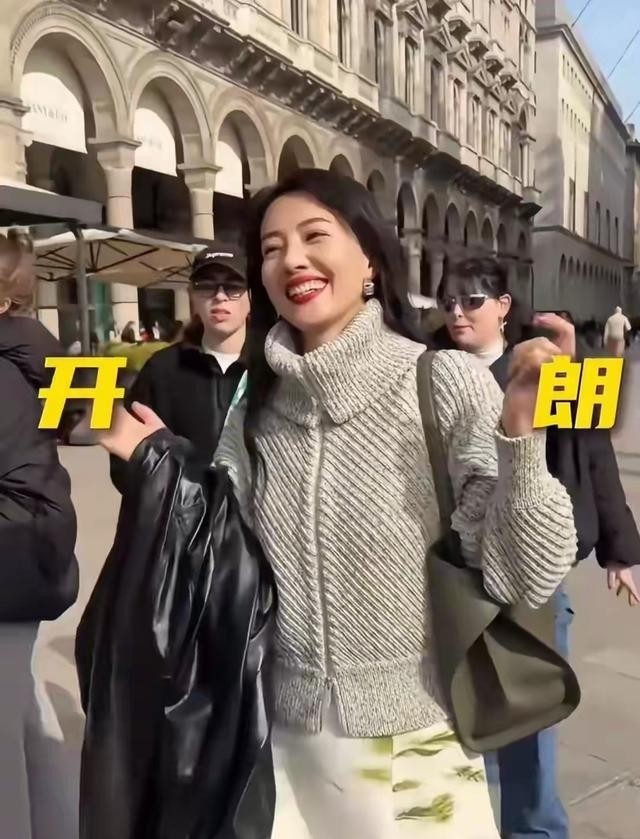 46岁高圆圆米兰街头放飞！没人认出素颜狂拍，生图状态看呆路人(图7)