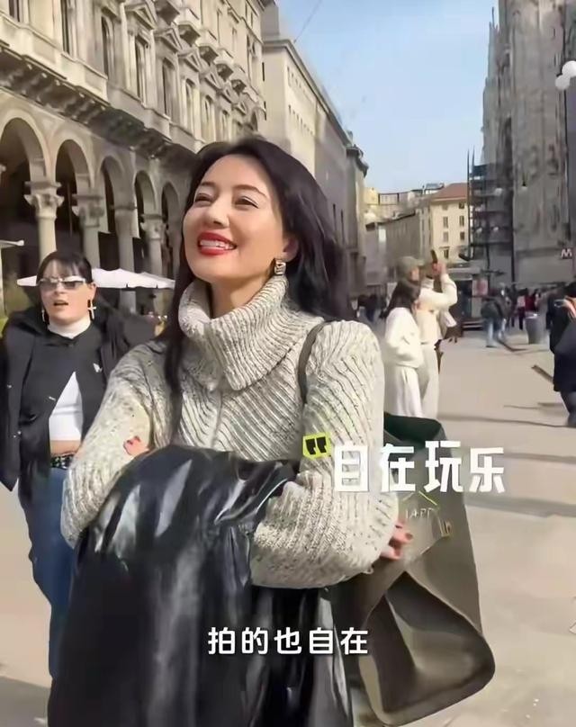 46岁高圆圆米兰街头放飞！没人认出素颜狂拍，生图状态看呆路人(图6)