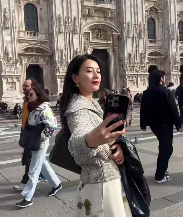 46岁高圆圆米兰街头放飞！没人认出素颜狂拍，生图状态看呆路人(图8)