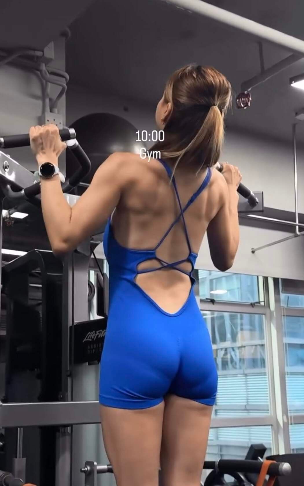 TVB上位小花晒视频博尽眼球，健身锻炼被指身材完美，引网友热议(图5)