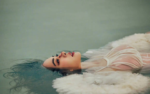 蔡依林 “美人出浴” 造型太绝！一袭白裙