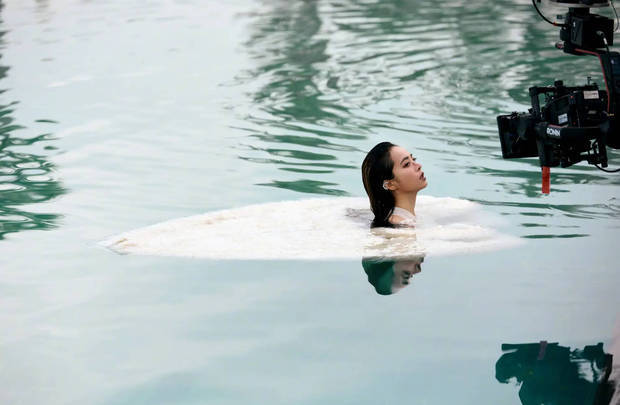 蔡依林 “美人出浴” 造型太绝！一袭白裙勾勒曼妙曲线(图3)