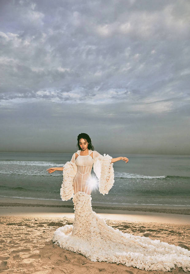 蔡依林 “美人出浴” 造型太绝！一袭白裙勾勒曼妙曲线(图2)