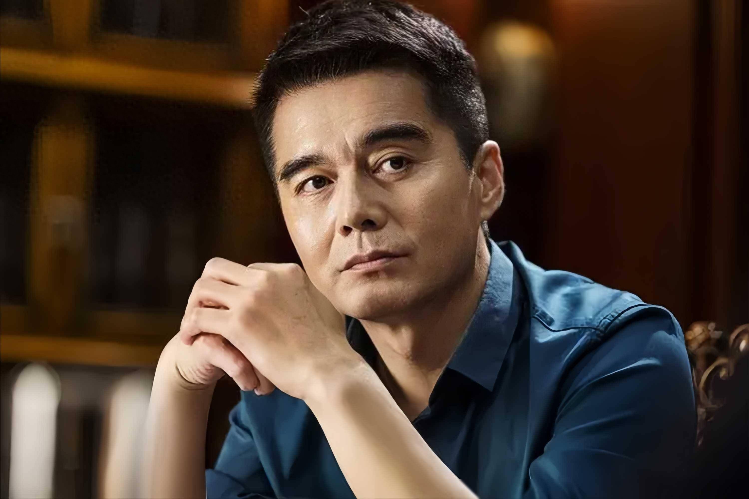 许亚军也没想到,24岁儿子许何,如今成了他深陷骂声中的“救赎”(图1) 许亚军也没想到,24岁儿子许何,如今成了他深陷骂声中的“救赎”(图1)