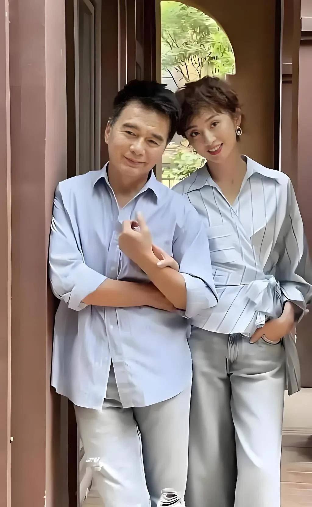 许亚军也没想到,24岁儿子许何,如今成了他深陷骂声中的“救赎”(图2) 许亚军也没想到,24岁儿子许何,如今成了他深陷骂声中的“救赎”(图2)