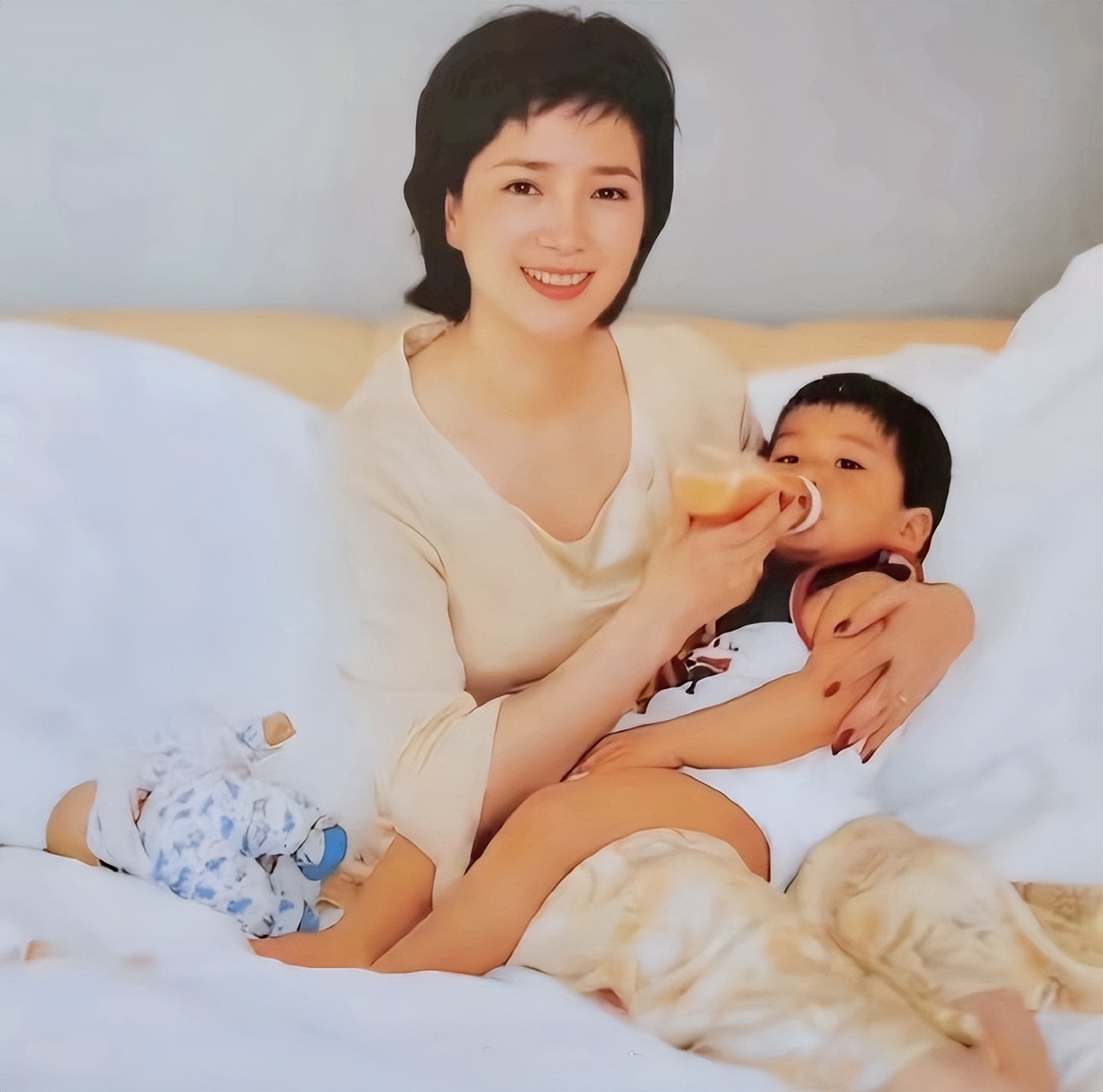 许亚军也没想到,24岁儿子许何,如今成了他深陷骂声中的“救赎”(图7) 许亚军也没想到,24岁儿子许何,如今成了他深陷骂声中的“救赎”(图7)