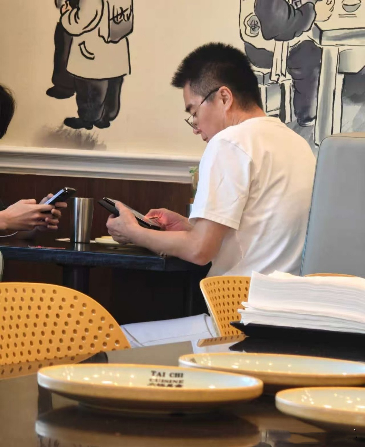 许亚军也没想到,24岁儿子许何,如今成了他深陷骂声中的“救赎”(图20) 许亚军也没想到,24岁儿子许何,如今成了他深陷骂声中的“救赎”(图20)