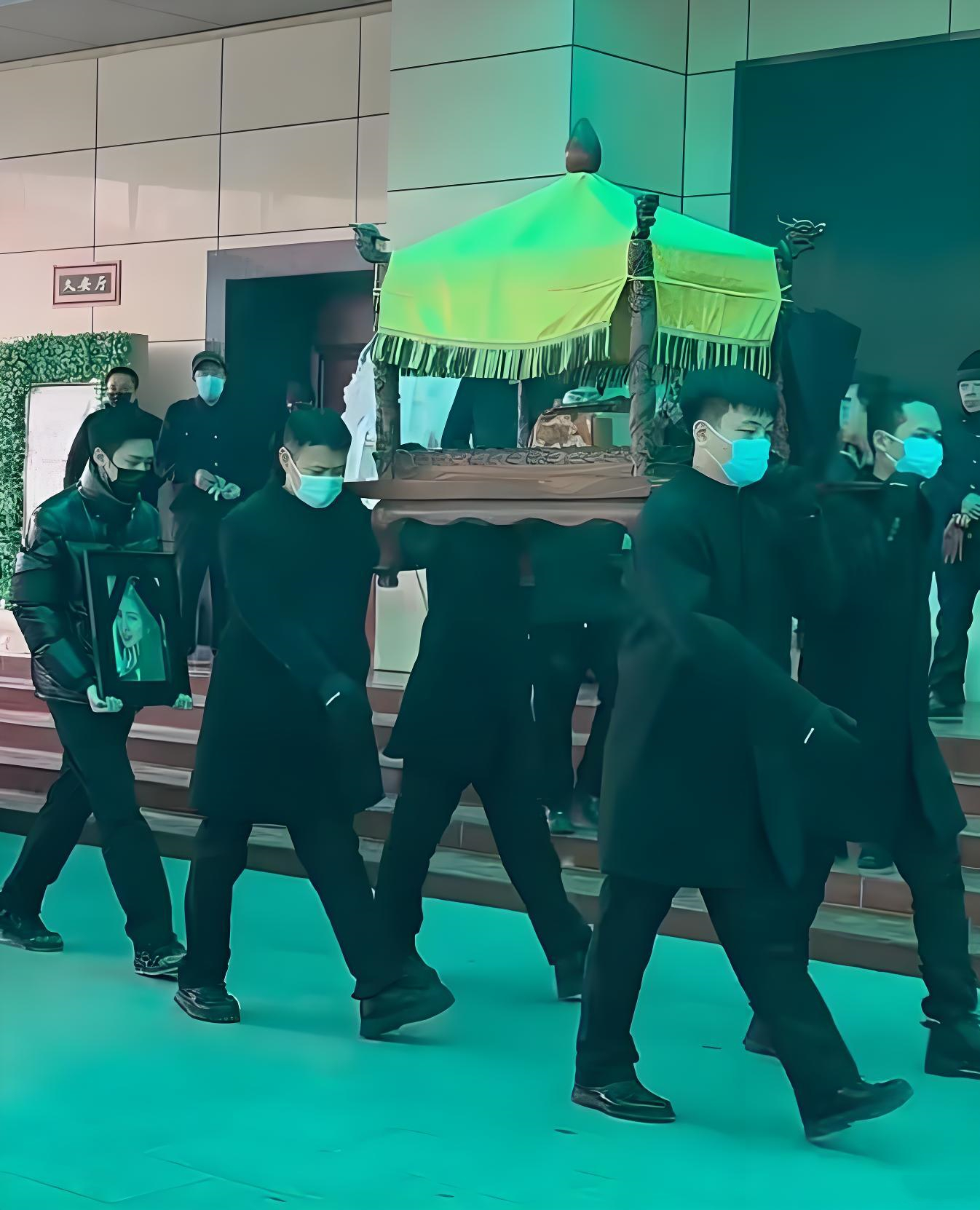 许亚军也没想到,24岁儿子许何,如今成了他深陷骂声中的“救赎”(图14) 许亚军也没想到,24岁儿子许何,如今成了他深陷骂声中的“救赎”(图14)