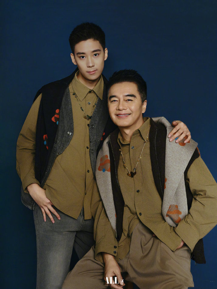 许亚军也没想到,24岁儿子许何,如今成了他深陷骂声中的“救赎”(图26) 许亚军也没想到,24岁儿子许何,如今成了他深陷骂声中的“救赎”(图26)