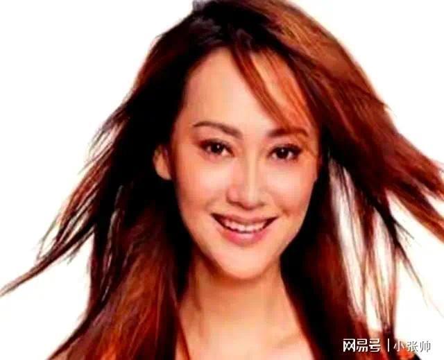 63岁大宋佳现状：定居比利时，和小8岁富商老公很幸福，儿女优秀(图2)