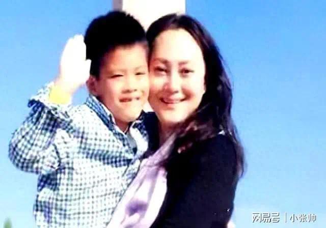 63岁大宋佳现状：定居比利时，和小8岁富商老公很幸福，儿女优秀(图1)