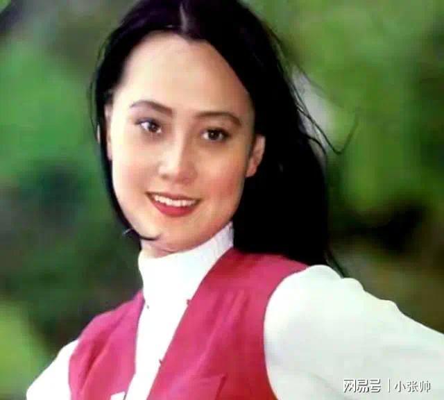 63岁大宋佳现状：定居比利时，和小8岁富商老公很幸福，儿女优秀(图4)