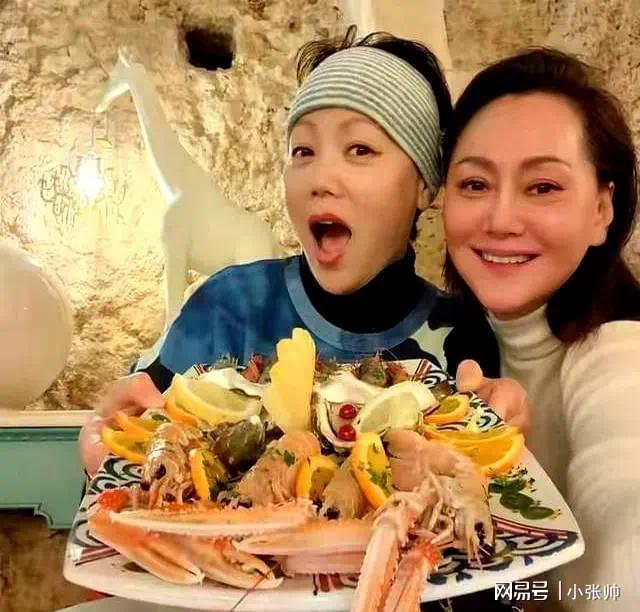 63岁大宋佳现状：定居比利时，和小8岁富商老公很幸福，儿女优秀(图5)