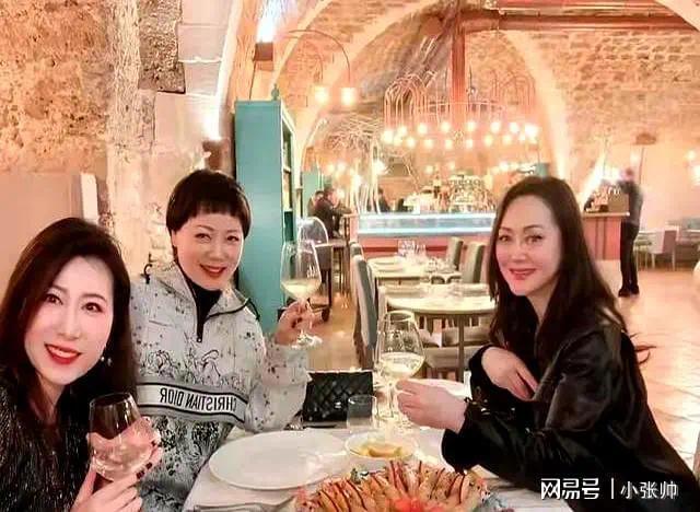 63岁大宋佳现状：定居比利时，和小8岁富商老公很幸福，儿女优秀(图8)