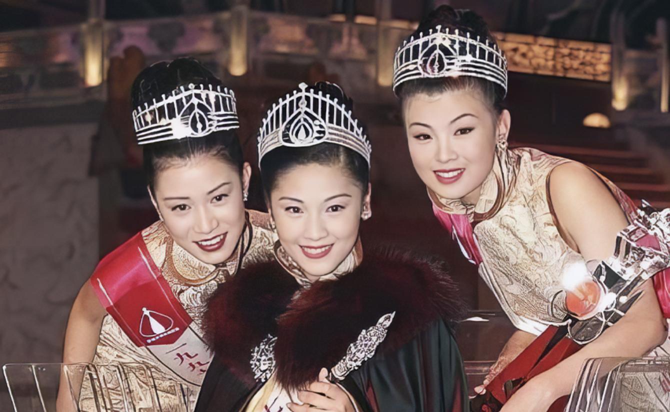 翁嘉穗与佘诗曼合照,同届港姐冠季军时隔28年碰面,气质不相上下(图4) 翁嘉穗与佘诗曼合照,同届港姐冠季军时隔28年碰面,气质不相上下(图4)