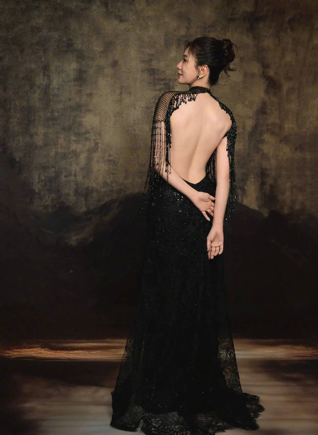 贾静雯黑色亮片礼服气场强大 大秀美背性感火辣(图2) 贾静雯黑色亮片礼服气场强大 大秀美背性感火辣(图2)