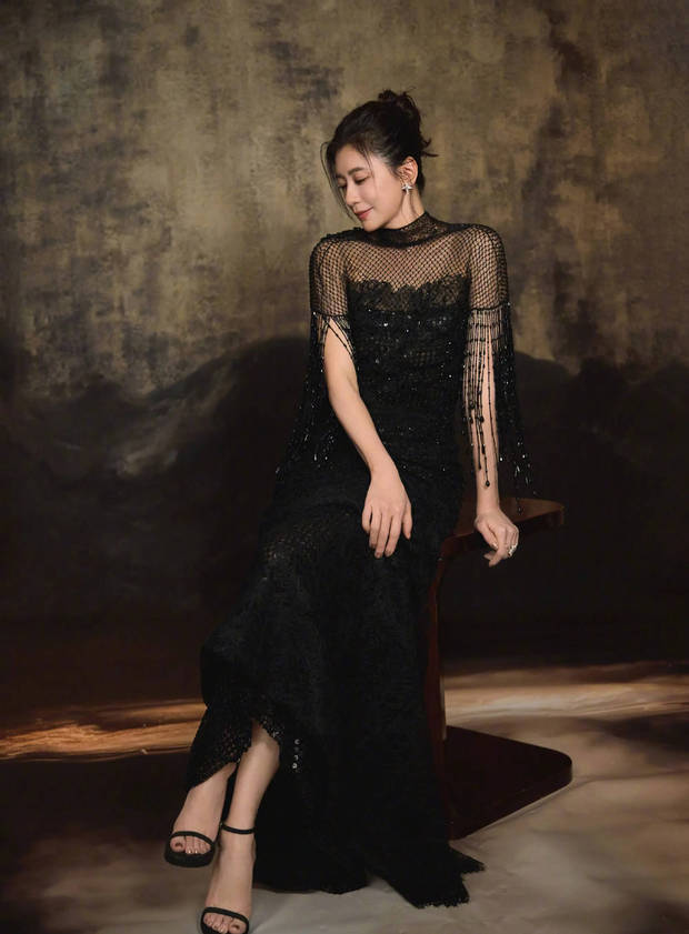 贾静雯黑色亮片礼服气场强大 大秀美背性感火辣(图1) 贾静雯黑色亮片礼服气场强大 大秀美背性感火辣(图1)