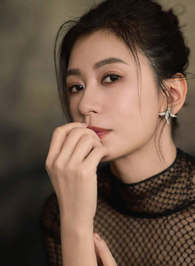 贾静雯黑色亮片礼服气场强大 大秀美背性感火辣(图4) 贾静雯黑色亮片礼服气场强大 大秀美背性感火辣(图4)