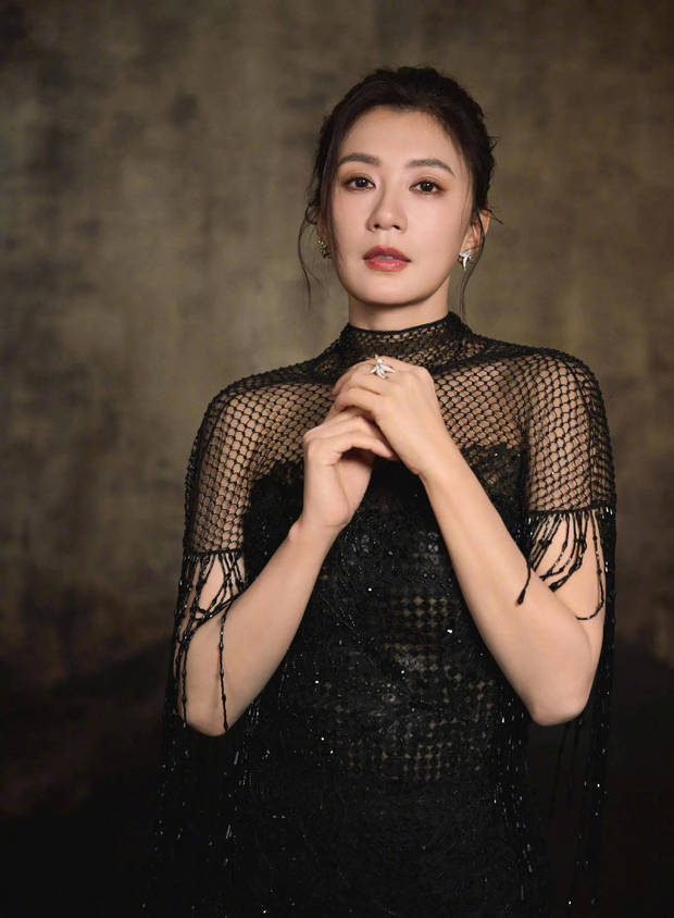 贾静雯黑色亮片礼服气场强大 大秀美背性感火辣(图6) 贾静雯黑色亮片礼服气场强大 大秀美背性感火辣(图6)