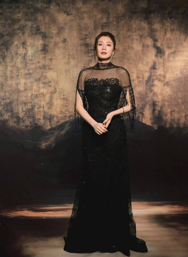 贾静雯黑色亮片礼服气场强大 大秀美背性感火辣(图3) 贾静雯黑色亮片礼服气场强大 大秀美背性感火辣(图3)