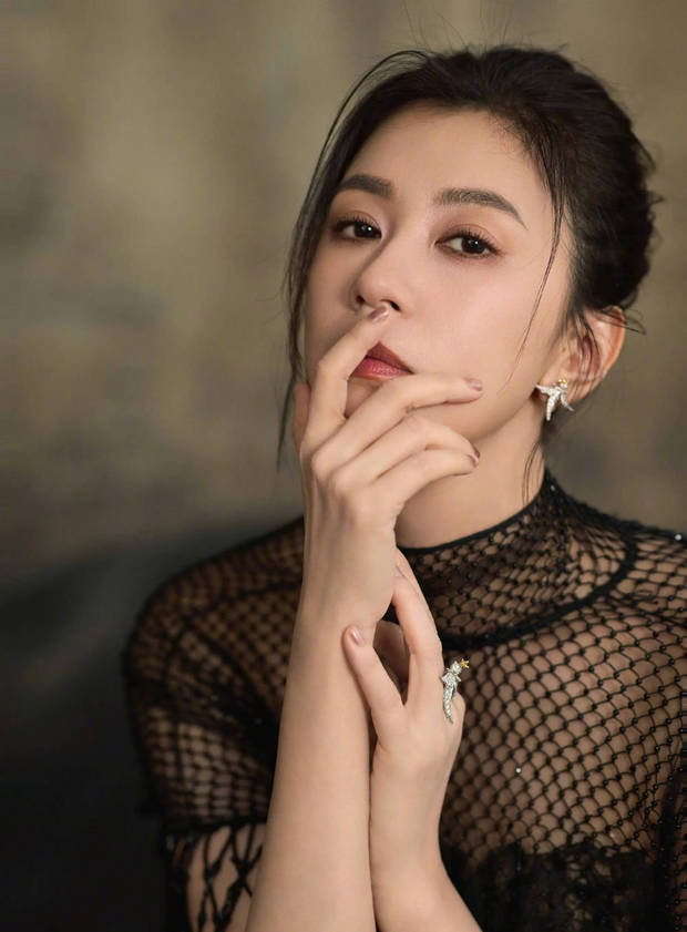 贾静雯黑色亮片礼服气场强大 大秀美背性感火辣(图5) 贾静雯黑色亮片礼服气场强大 大秀美背性感火辣(图5)