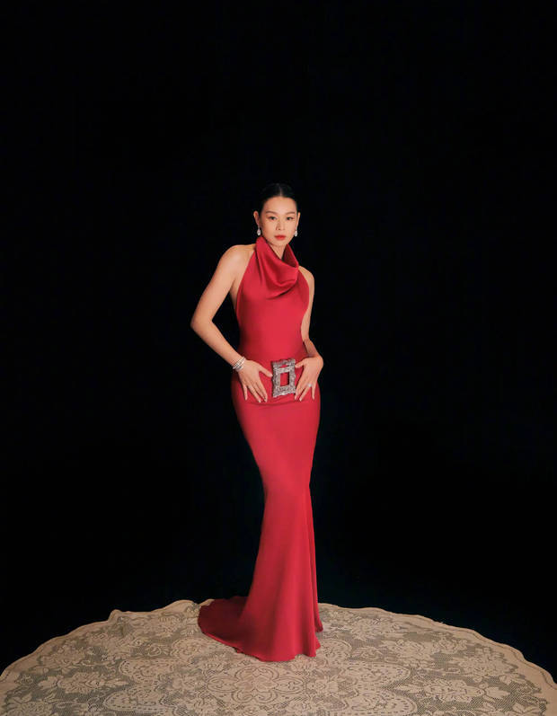 胡杏儿红色礼服盘发造型优雅曼妙(图3)