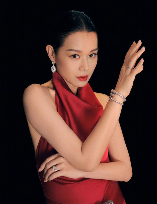 胡杏儿红色礼服盘发造型优雅曼妙(图1)