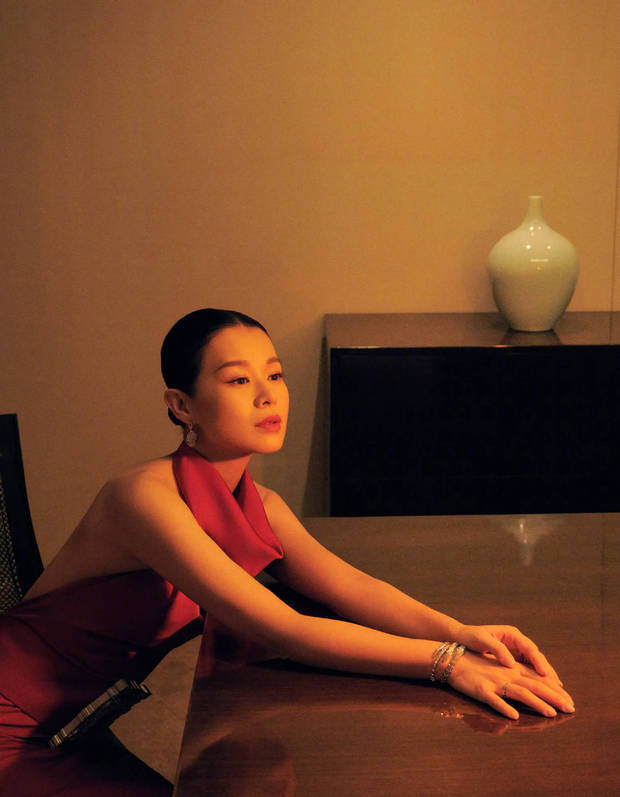 胡杏儿红色礼服盘发造型优雅曼妙(图4)