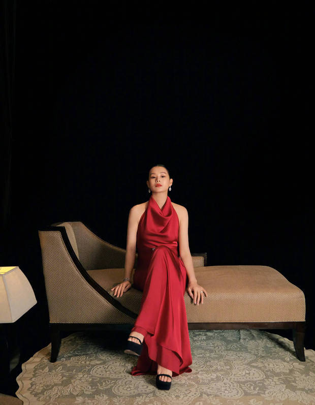 胡杏儿红色礼服盘发造型优雅曼妙(图5)