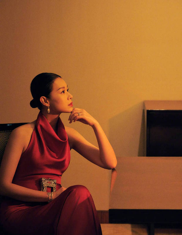 胡杏儿红色礼服盘发造型优雅曼妙(图6)