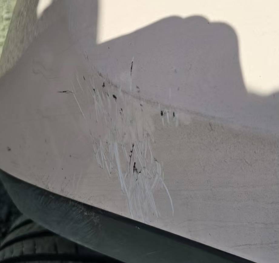 游客大理租车当晚车身被恶意划伤，监控曝光