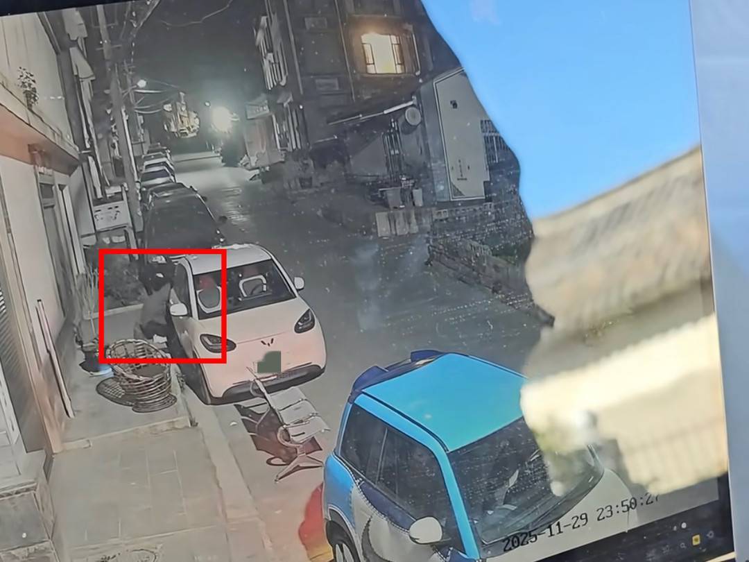 游客大理租车当晚车身被恶意划伤,监控曝光系租车行员工所为(图3) 游客大理租车当晚车身被恶意划伤,监控曝光系租车行员工所为(图3)