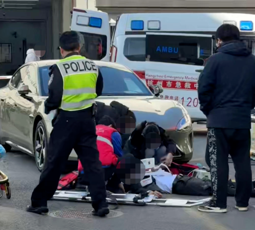 “小米新车主还未开出园区便撞倒人”追踪:被撞者已不幸离世(图1) “小米新车主还未开出园区便撞倒人”追踪:被撞者已不幸离世(图1)
