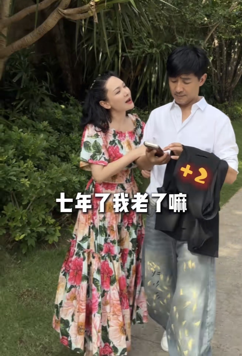 郭晓冬夫妇游三亚，程莉莎穿花裙像20来岁