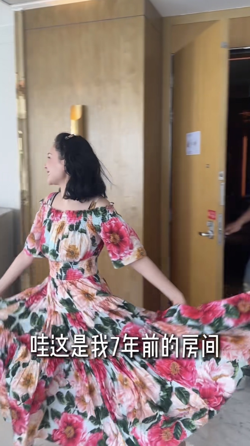 郭晓冬夫妇游三亚,程莉莎穿花裙像20来岁,当街索吻比7年前恩爱(图4) 郭晓冬夫妇游三亚,程莉莎穿花裙像20来岁,当街索吻比7年前恩爱(图4)