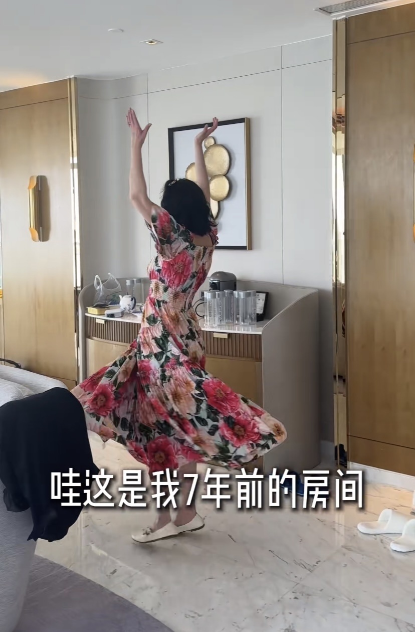 郭晓冬夫妇游三亚,程莉莎穿花裙像20来岁,当街索吻比7年前恩爱(图3) 郭晓冬夫妇游三亚,程莉莎穿花裙像20来岁,当街索吻比7年前恩爱(图3)