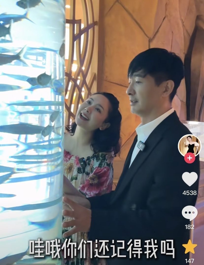 郭晓冬夫妇游三亚,程莉莎穿花裙像20来岁,当街索吻比7年前恩爱(图5) 郭晓冬夫妇游三亚,程莉莎穿花裙像20来岁,当街索吻比7年前恩爱(图5)