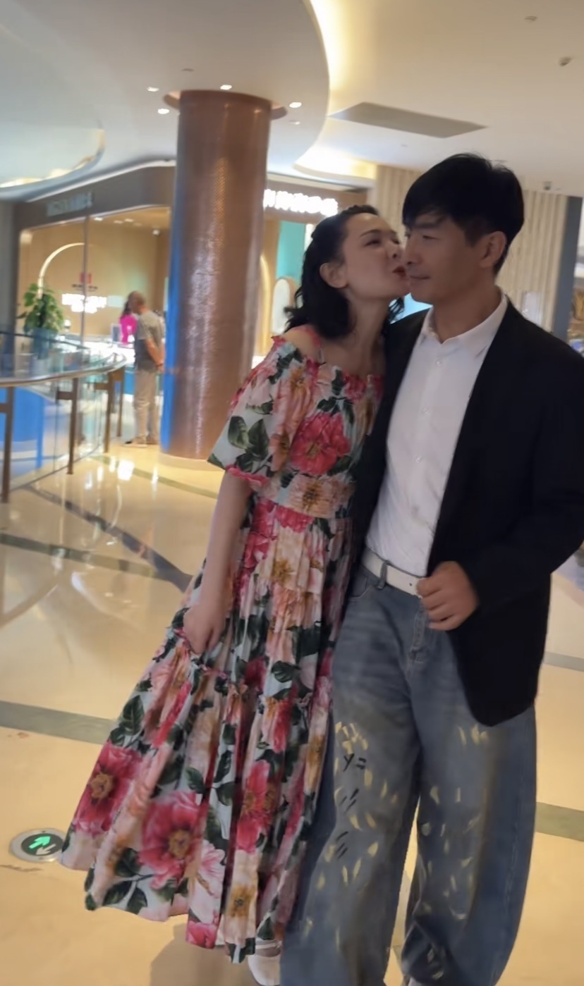 郭晓冬夫妇游三亚,程莉莎穿花裙像20来岁,当街索吻比7年前恩爱(图7) 郭晓冬夫妇游三亚,程莉莎穿花裙像20来岁,当街索吻比7年前恩爱(图7)