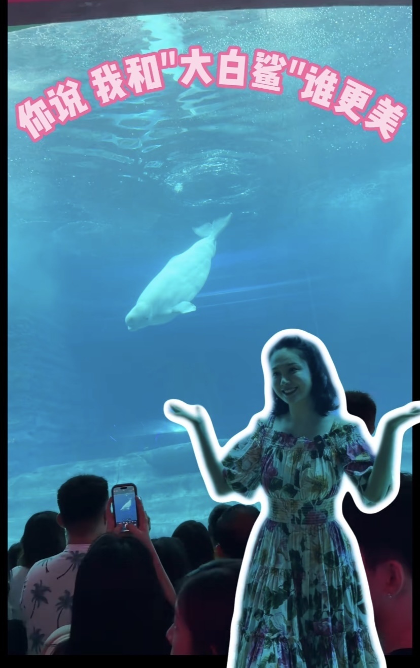 郭晓冬夫妇游三亚,程莉莎穿花裙像20来岁,当街索吻比7年前恩爱(图6) 郭晓冬夫妇游三亚,程莉莎穿花裙像20来岁,当街索吻比7年前恩爱(图6)