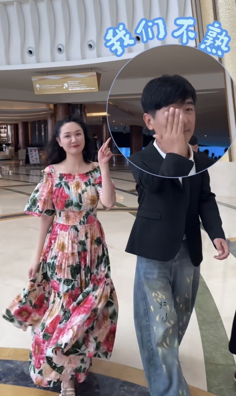 郭晓冬夫妇游三亚,程莉莎穿花裙像20来岁,当街索吻比7年前恩爱(图8) 郭晓冬夫妇游三亚,程莉莎穿花裙像20来岁,当街索吻比7年前恩爱(图8)