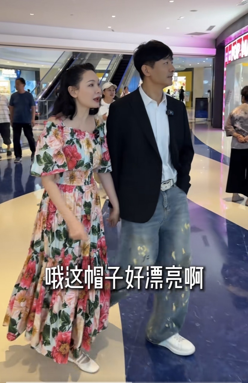 郭晓冬夫妇游三亚,程莉莎穿花裙像20来岁,当街索吻比7年前恩爱(图9) 郭晓冬夫妇游三亚,程莉莎穿花裙像20来岁,当街索吻比7年前恩爱(图9)