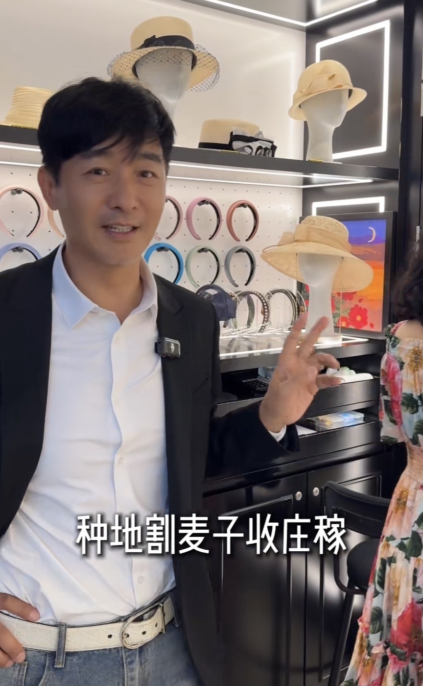 郭晓冬夫妇游三亚,程莉莎穿花裙像20来岁,当街索吻比7年前恩爱(图12) 郭晓冬夫妇游三亚,程莉莎穿花裙像20来岁,当街索吻比7年前恩爱(图12)