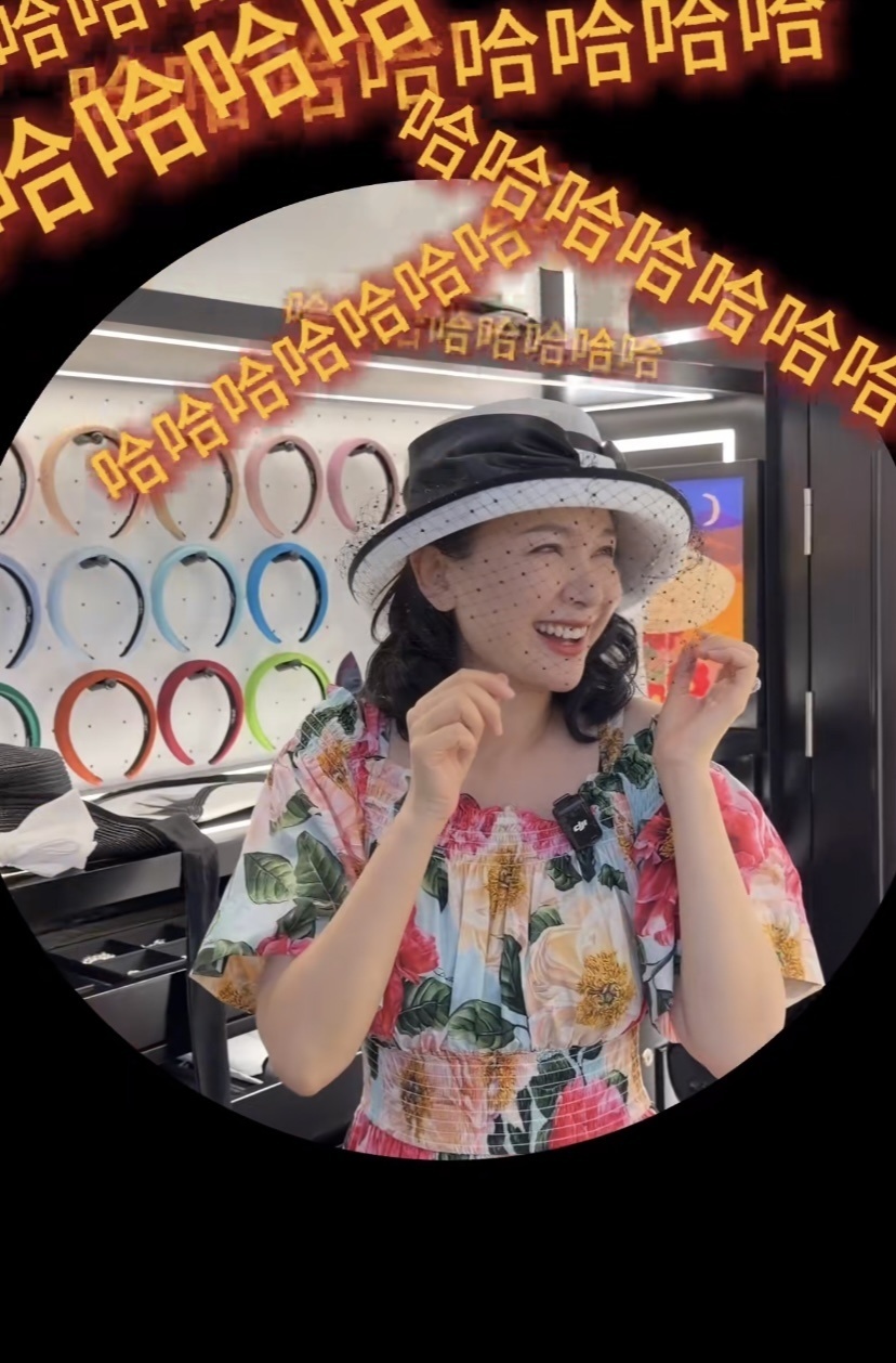 郭晓冬夫妇游三亚,程莉莎穿花裙像20来岁,当街索吻比7年前恩爱(图11) 郭晓冬夫妇游三亚,程莉莎穿花裙像20来岁,当街索吻比7年前恩爱(图11)