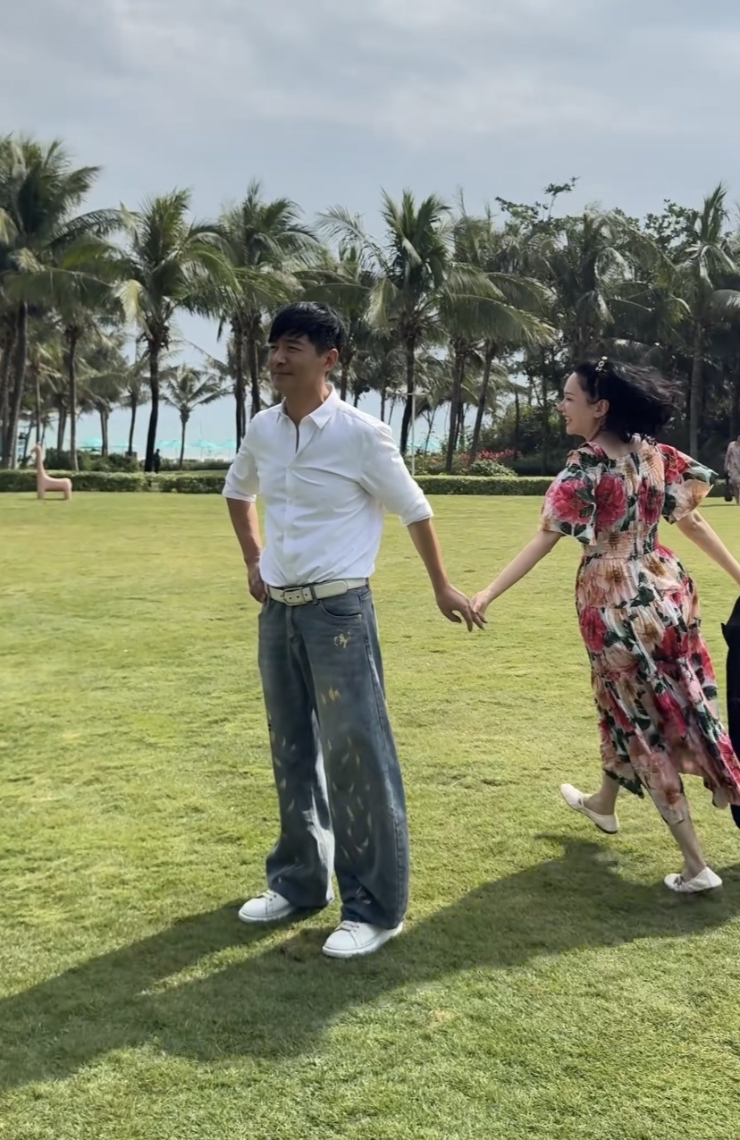 郭晓冬夫妇游三亚,程莉莎穿花裙像20来岁,当街索吻比7年前恩爱(图15) 郭晓冬夫妇游三亚,程莉莎穿花裙像20来岁,当街索吻比7年前恩爱(图15)