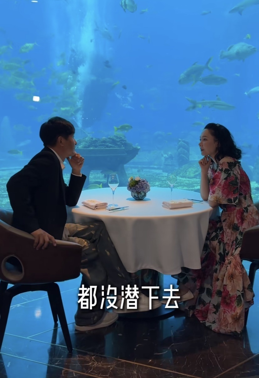 郭晓冬夫妇游三亚,程莉莎穿花裙像20来岁,当街索吻比7年前恩爱(图20) 郭晓冬夫妇游三亚,程莉莎穿花裙像20来岁,当街索吻比7年前恩爱(图20)